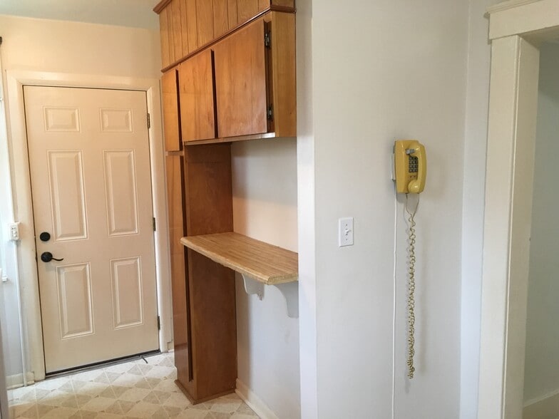 Kitchen - 816 Maupas Ave