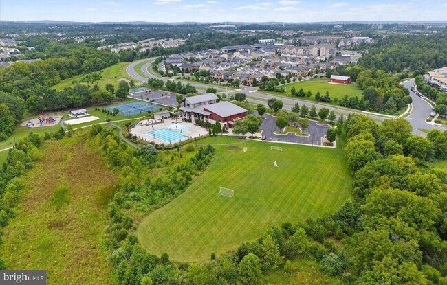 Building Photo - 44848 Tiverton Sq