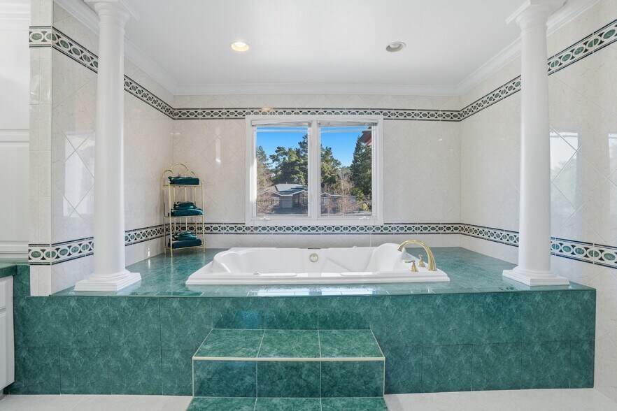 Building Photo - 544 Sunset Way