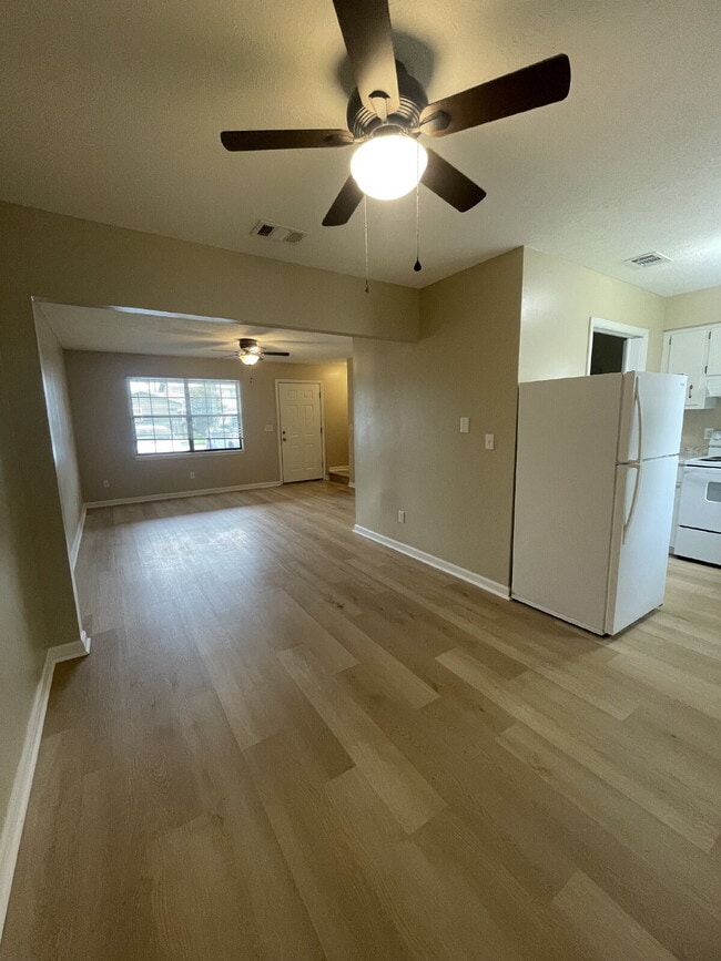Building Photo - 2/1.5 Townhouse, Fenced Backyard, Located ...
