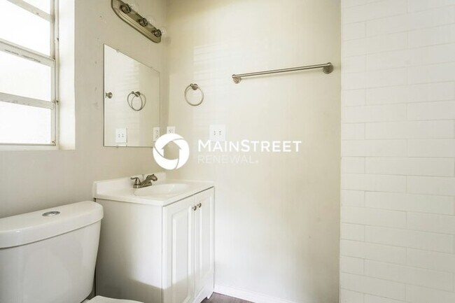 Building Photo - 4 Bedroom Pet-Friendly Home in ORLANDO, FL with Main Street Renewal