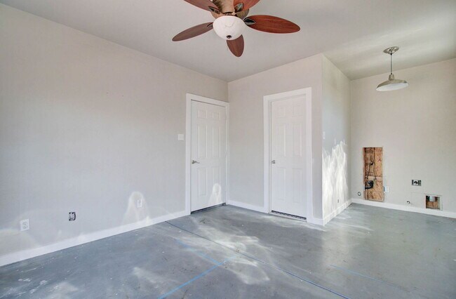 Building Photo - 1310 W Lynwood St