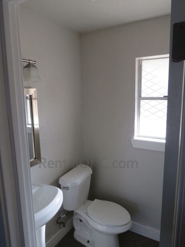 Building Photo - FANTASTIC - Corner Property, Open Plan, Gorgeous Kitchen - 3/2.5