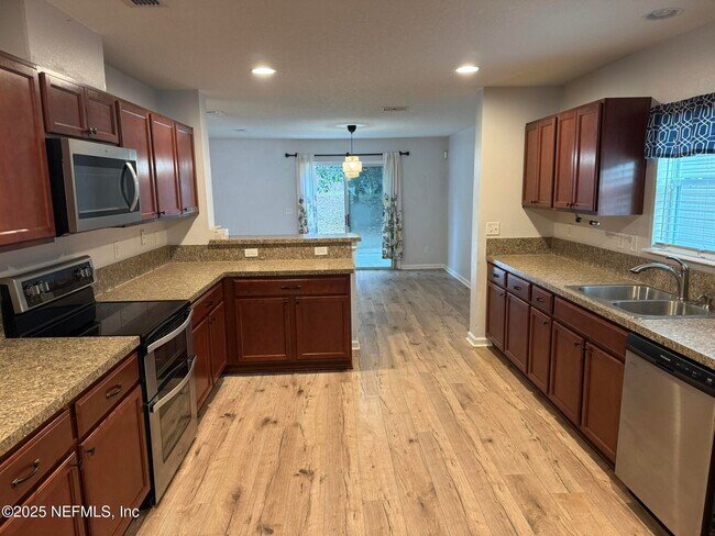 Building Photo - 348 Auburn Oaks Rd E