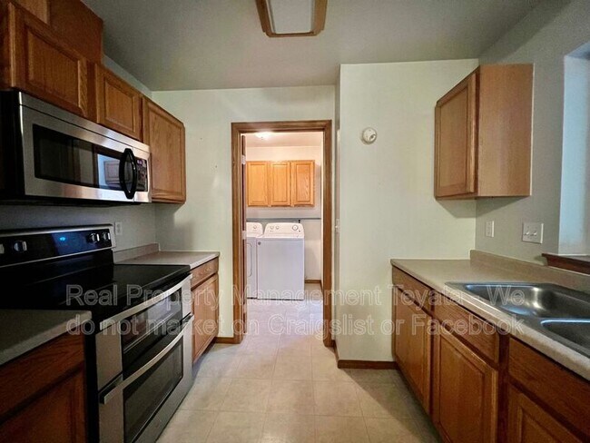 Building Photo - 450 W Alder Dr