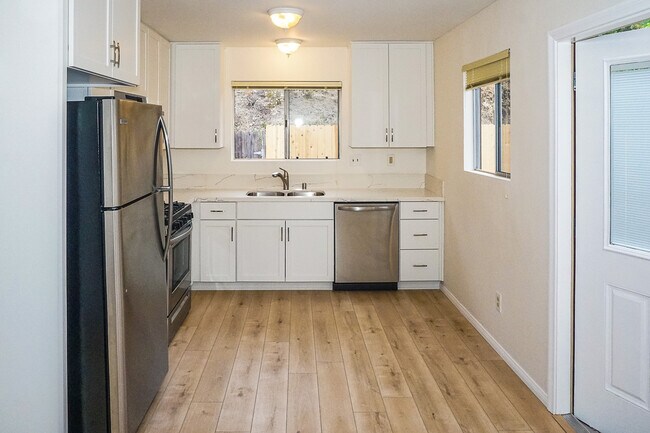 Building Photo - Detached home centrally located in Linda V...