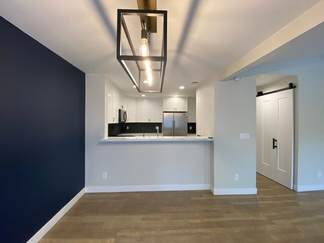 Building Photo - Beautifully Renovated Condo in Rancho Bernardo!