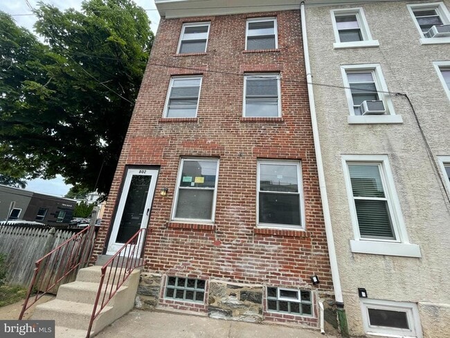 Building Photo - 802 E Elm St