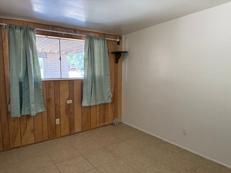 Building Photo - 4541 E San Francisco Blvd