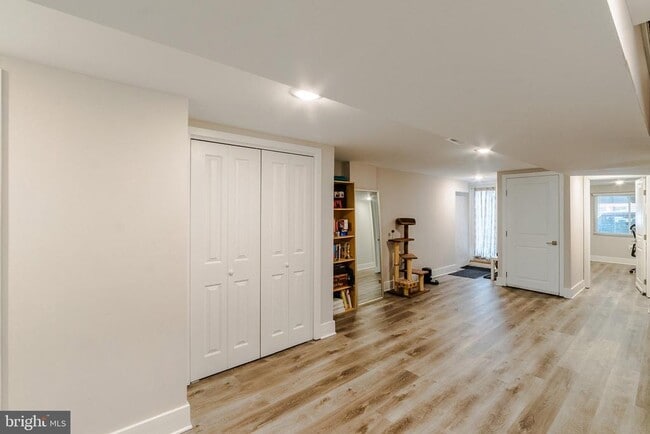 Building Photo - 4841 Larchwood Ave