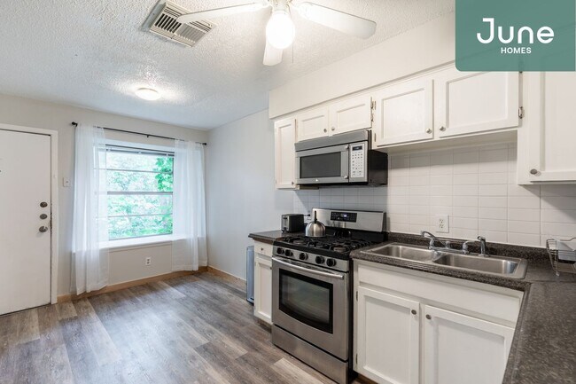 Building Photo - Queen room in 3-bed/1.5-bath Home