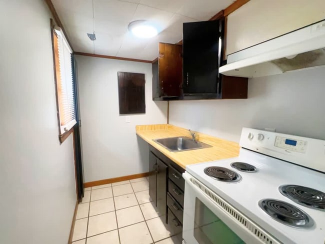 Building Photo - 824 E Jane St