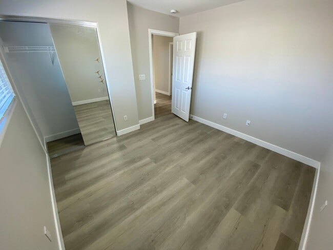 Building Photo - Two Story 3 bed/2.5 bath home in Silverado Ranch area