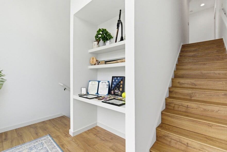Building Photo - 965 E Vly Trl Dr