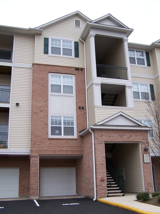 Building Photo - 2 Bedroom Suites & Garage Parking