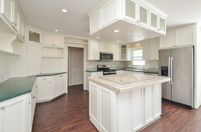 Building Photo - 7923 Burgoyne Rd