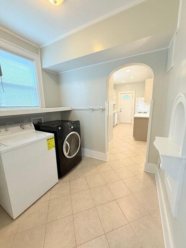 Building Photo - Spacious 2BR/1BA downstairs apartment in 2...