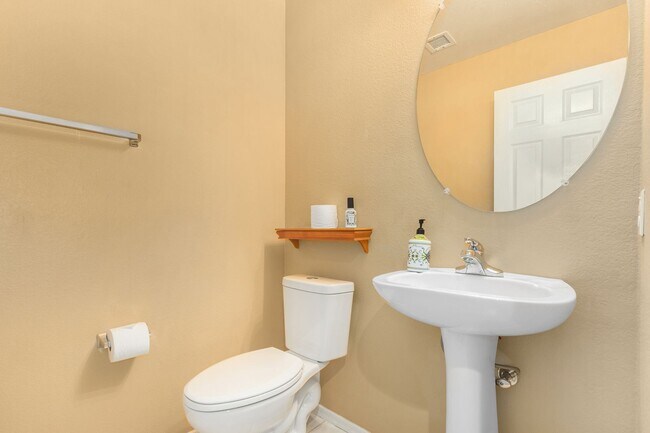 Building Photo - Spectacular 5 bdrm Home, OFFERS SOLAR ELECTRIC!