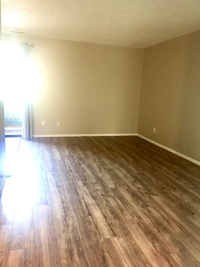 Building Photo - 1 Bed, 1 Bath Condo Available in High Holl...