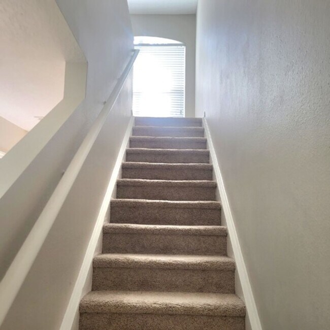 Building Photo - Well laid out 3 BDR /2.5 BTH Townhome with...