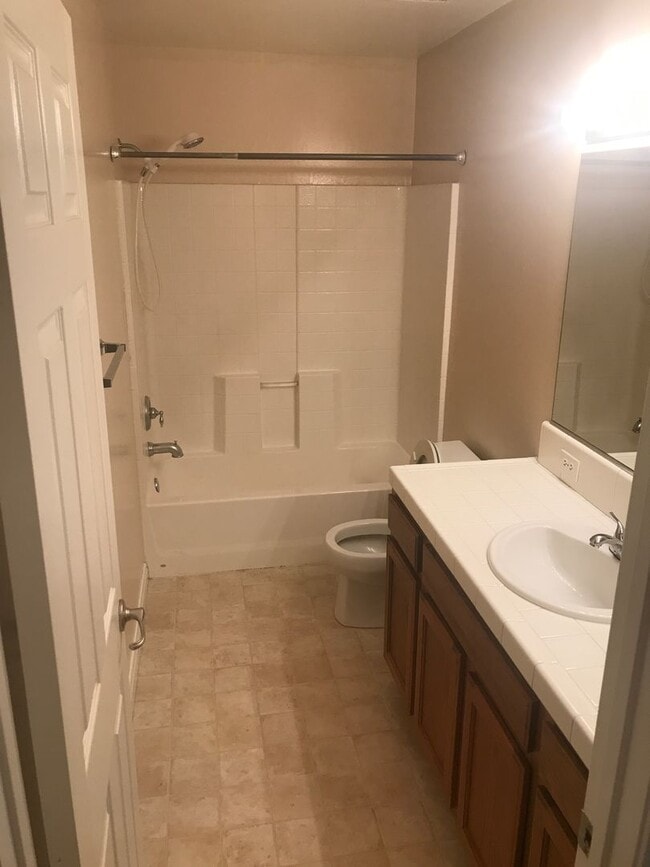 Building Photo - 4 bedroom, 2 bathroom home located near Stine Rd/ McKee Rd.