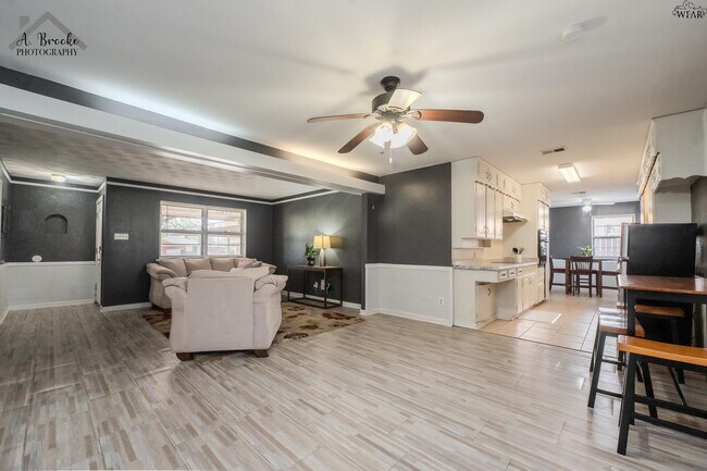 Building Photo - 1603 Karen Ln