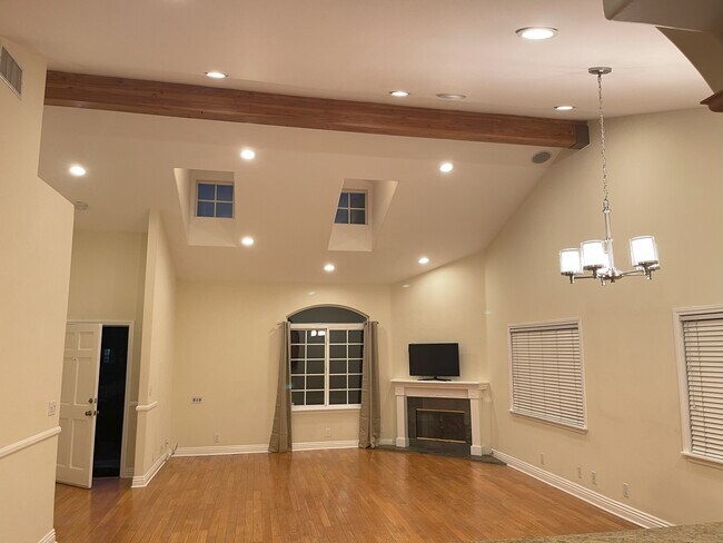 Building Photo - 14320 Hortense St