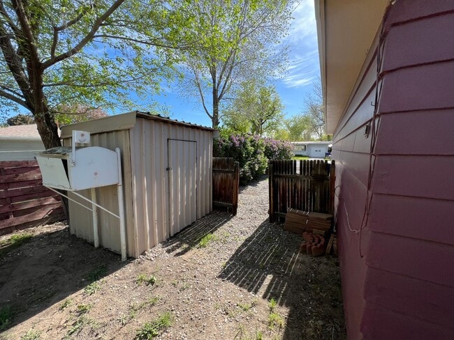 Building Photo - 3 Bed 2 Bath House with Attached 2 Car Garage & Trailer Parking