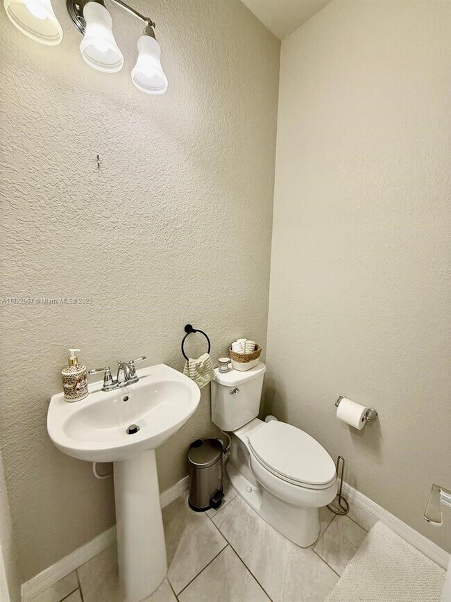 Building Photo - 8296 Cadre Noir Rd
