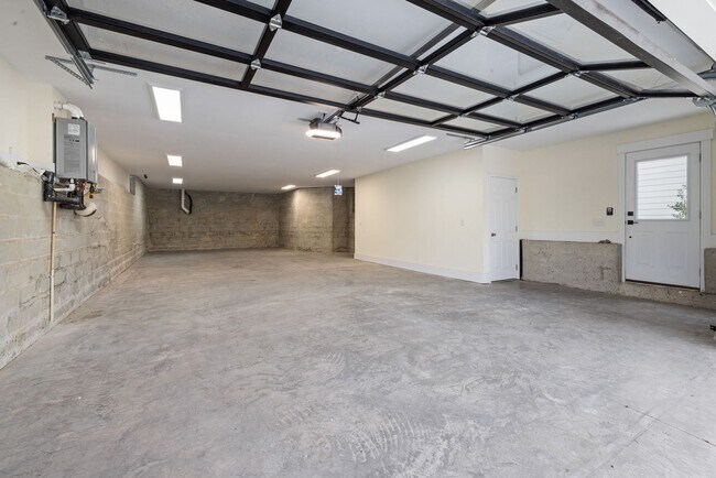 Building Photo - Modern 4-bedroom, 3 bathroom in the heart of Durham