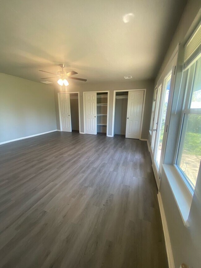 Building Photo - Gorgeous 3 Bed, 2 Bath Home with Modern Up...