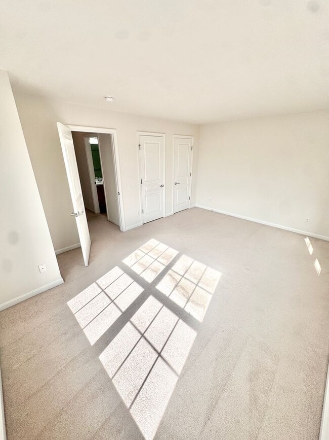 Building Photo - THREE BEDROOM/2.5 BATH TOWNHOME located in PARKLAND School District!