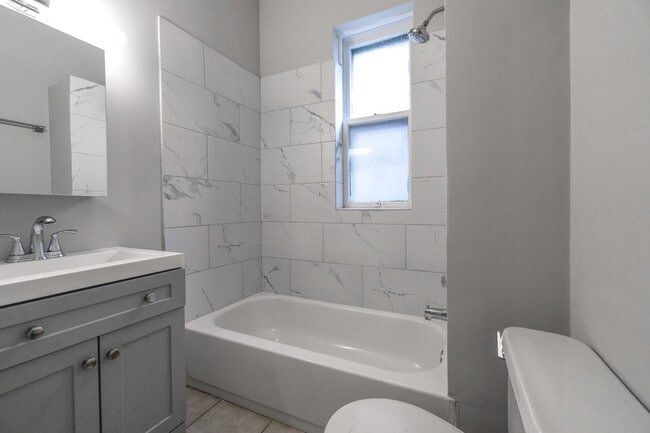 Building Photo - 1444 N Maplewood Ave