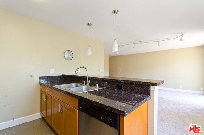 Building Photo - 10982 Roebling Ave