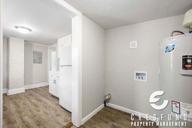 Building Photo - Bright and Cozy Cottage Style 2 Bedroom 1 Bath! Right off Ramsey Street