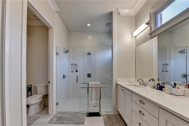 Building Photo - 120 Grand Cres