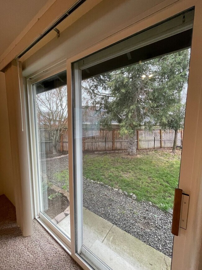 Building Photo - East Medford 3 Bedroom 2 Bathroom w/Large 2 car garage - Single Level