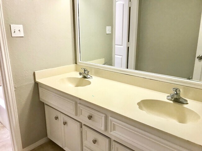 Building Photo - 8606 Geneva Ave