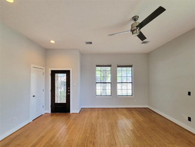 Building Photo - 3 Bed Townhome in 77003 Near Minute Maid Park + First-Floor Living