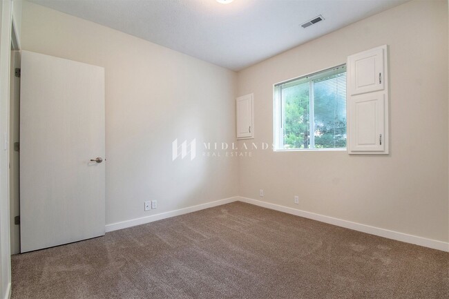 Building Photo - Beautiful Townhome in Shadow View