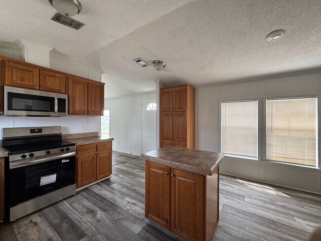 Building Photo - 16206 Wood Dr