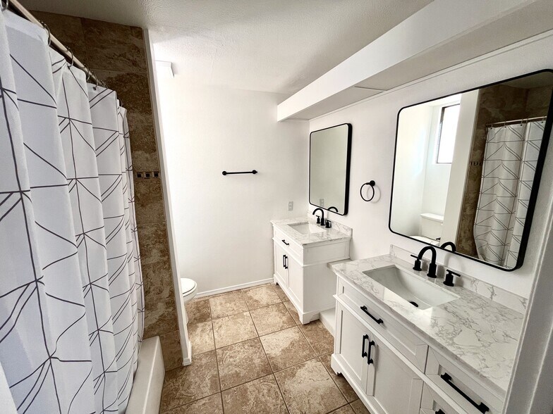 Primary private bath with brand new vanities & fixtures - 4201 Via Marisol