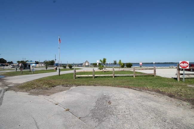 Building Photo - 2BR, 2BA Duplex with Close Water Access for Boats and Kayaks