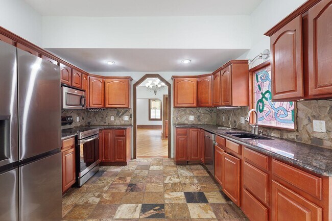 Building Photo - Spacious 6bd/3ba in Grant Park w/ Large Fenced in Backyard & Steps From the Park!