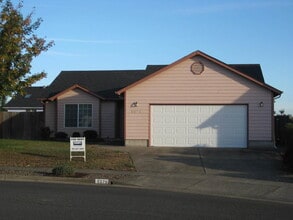 Building Photo - Beautiful 3 Bedroom 2 Bath Located in SW Corvallis!