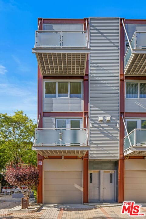 Building Photo - 3450 Cahuenga Blvd W