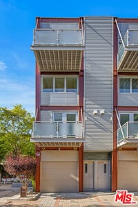 Building Photo - 3450 Cahuenga Blvd W