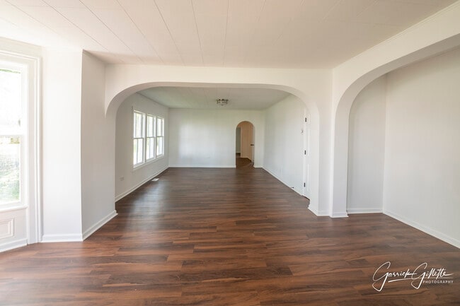 Building Photo - 213 N Main St