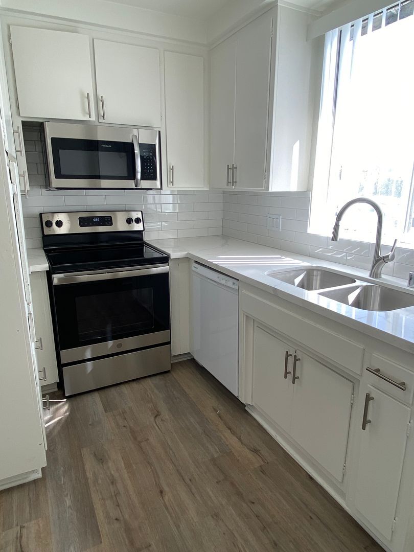 Building Photo - 5230 Vesper Ave