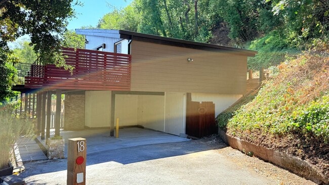 Building Photo - 18 South Trl